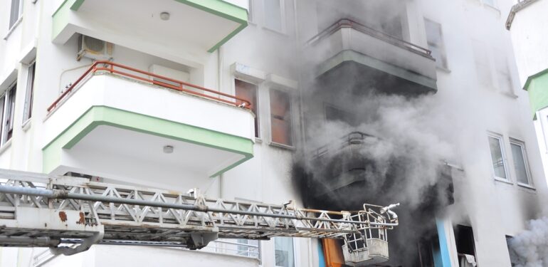 Mahmutlar’da alevlerin arasında kaldı