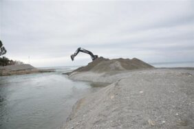 DİMÇAYI’NIN SAHİL AĞZINDA TEMİZLİK ÇALIŞMASI