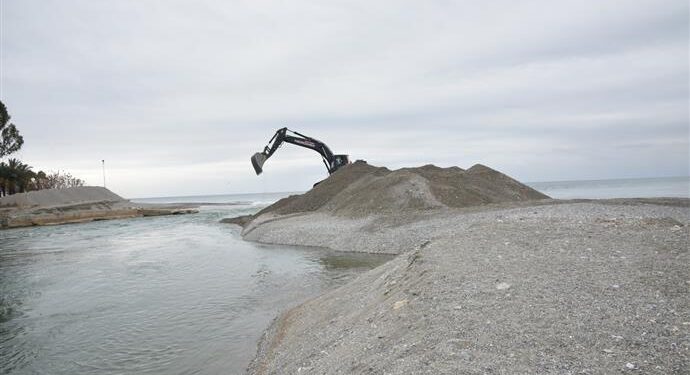 Dimçayı’nın sahil ağzında temizlik