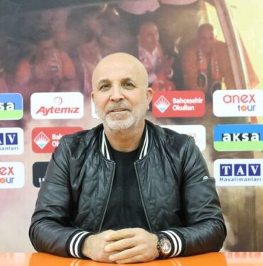 cavusoglu_taraftarlari_uyardi_