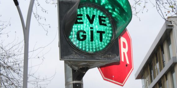 Büyükşehir’den Trafik Işıklarında ‘Evde Kal’ sistemi Yeşil ‘Eve Git’  Kırmızı ‘Evde Kal’