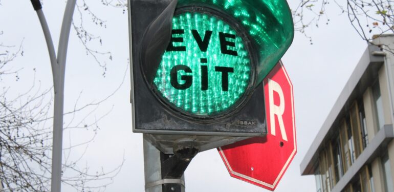 Büyükşehir’den Trafik Işıklarında ‘Evde Kal’ sistemi Yeşil ‘Eve Git’  Kırmızı ‘Evde Kal’