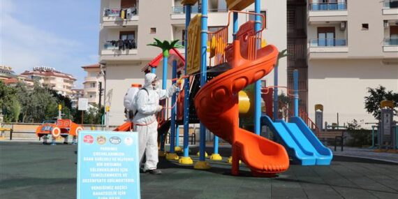ALANYA BELEDİYESİ ÇOCUK PARKLARINI DEZENFEKTE EDİYOR