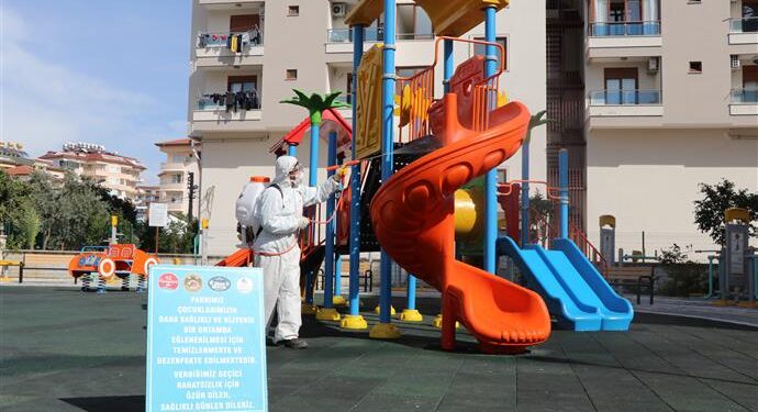 ALANYA BELEDİYESİ ÇOCUK PARKLARINI DEZENFEKTE EDİYOR