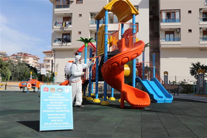 ALANYA BELEDİYESİ ÇOCUK PARKLARINI DEZENFEKTE EDİYOR
