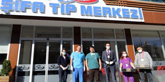 Başkan Yücel’den sağlık çalışanlarına tatlı sürpriz