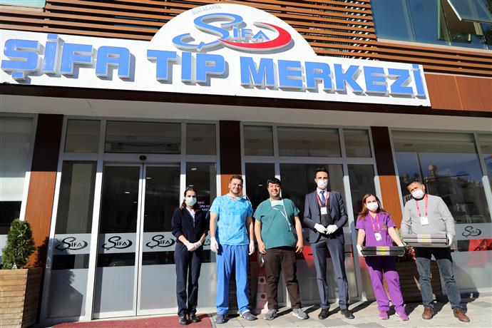 BAŞKAN YÜCEL’DEN SAĞLIK ÇALIŞANLARINA TATLI SÜRPRİZ