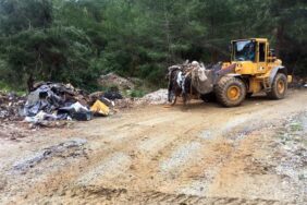 ORMANLIK BÖLGEYE ATILAN ÇÖP VE MOLOZLAR ALANYA BELEDİYESİ’NCE TEMİZLENDİ