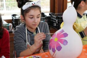 ÖĞRENCİLERE DOĞA TEMALI SU KABAĞI BOYAMA ÇALIŞMASI