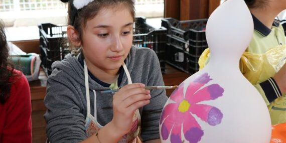 Öğrencilere doğa temalı su kabağı boyama çalışması