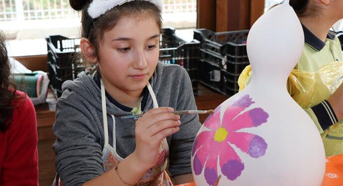 Öğrencilere doğa temalı su kabağı boyama çalışması
