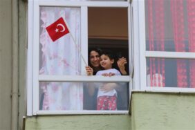 23 NİSAN COŞKUSU BALKONLARA TAŞINDI