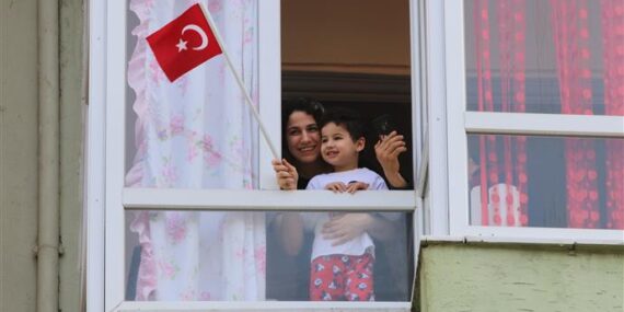 23 NİSAN COŞKUSU BALKONLARA TAŞINDI