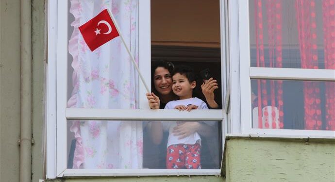 23 NİSAN COŞKUSU BALKONLARA TAŞINDI