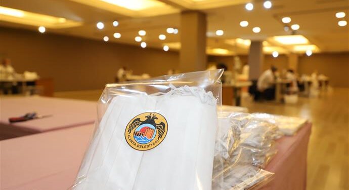 Alanya Belediyesi artık maskesini kendi yapıyor
