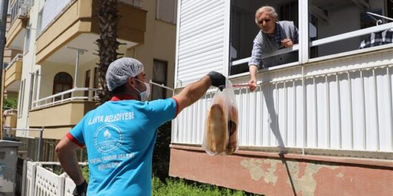 ALANYA BELEDİYESİ SOKAĞA ÇIKMA YASAĞINDA VATANDAŞLARIN YARDIMINA KOŞTU