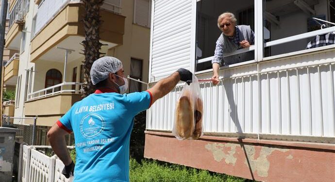 ALANYA BELEDİYESİ SOKAĞA ÇIKMA YASAĞINDA VATANDAŞLARIN YARDIMINA KOŞTU