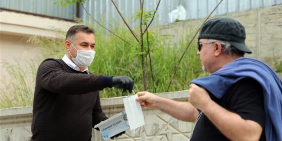 Yücel vatandaşların kandilini kutlayıp maske dağıttı