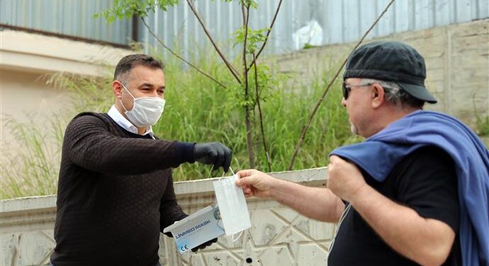 Yücel vatandaşların kandilini kutlayıp maske dağıttı