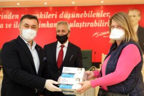 BAŞKAN YÜCEL’DEN YERLEŞİK YABANCILARA MASKE DESTEĞİ