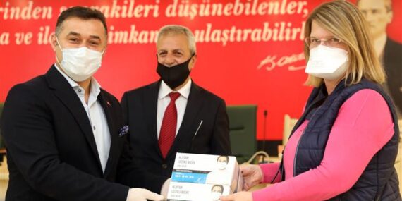 BAŞKAN YÜCEL’DEN YERLEŞİK YABANCILARA MASKE DESTEĞİ