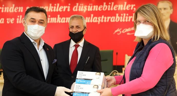 BAŞKAN YÜCEL’DEN YERLEŞİK YABANCILARA MASKE DESTEĞİ
