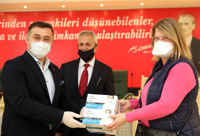 BAŞKAN YÜCEL’DEN YERLEŞİK YABANCILARA MASKE DESTEĞİ