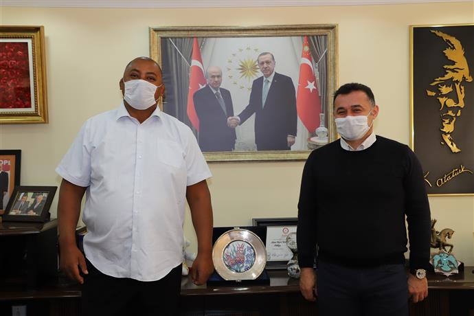 SOSYAL MEDYANIN GÜNDEMİNDEKİ FRANSIZLAR BAŞKAN YÜCEL’İ ZİYARET ETTİ