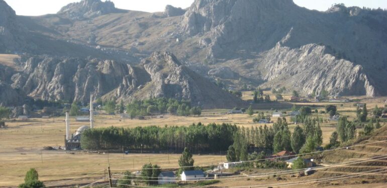 Gökbel’de 12 ev soyuldu