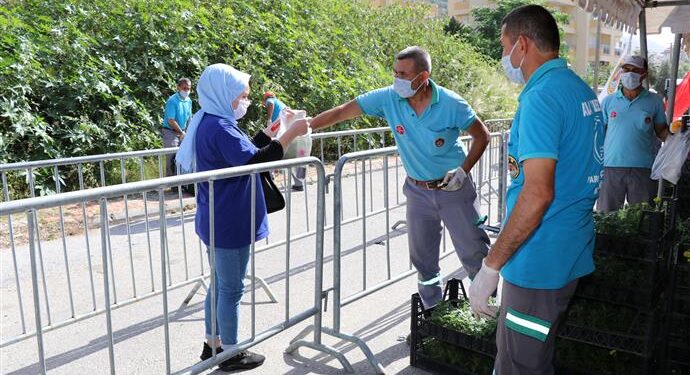 ALANYA BELEDİYESİ MEZARLIKLARA ÇİÇEK DAĞITIMINA DEVAM ETTİ