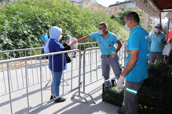 ALANYA BELEDİYESİ MEZARLIKLARA ÇİÇEK DAĞITIMINA DEVAM ETTİ