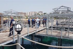 ALANYA BELEDİYESİ İSKELEDEKİ KAÇAK YAPIYI YIKTI