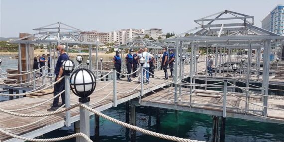 Alanya Belediyesi iskeledeki kaçak yapıyı yıktı