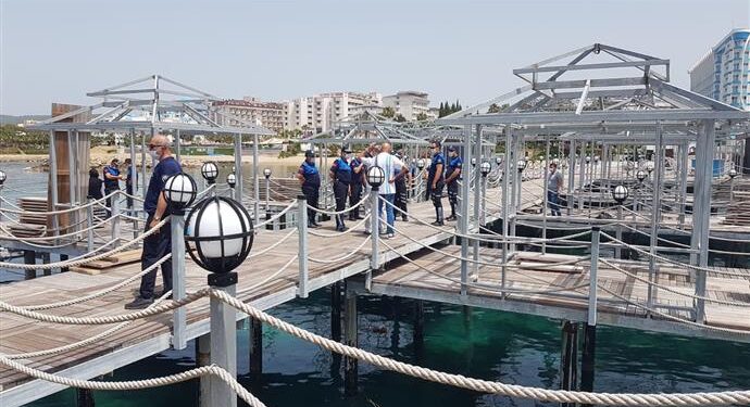 Alanya Belediyesi iskeledeki kaçak yapıyı yıktı