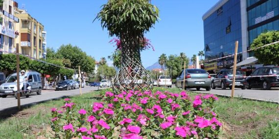 ATATÜRK CADDESİ’NDE PEYZAJ ÇALIŞMALARI TÜM HIZIYLA DEVAM EDİYOR