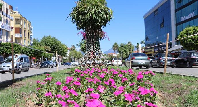 ATATÜRK CADDESİ’NDE PEYZAJ ÇALIŞMALARI TÜM HIZIYLA DEVAM EDİYOR