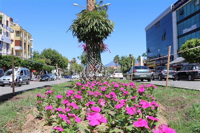 ATATÜRK CADDESİ’NDE PEYZAJ ÇALIŞMALARI TÜM HIZIYLA DEVAM EDİYOR
