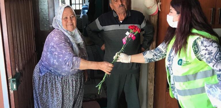 Başkan Böcek’ten Anneler Günü çiçeği