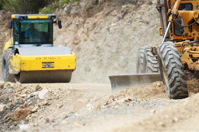 MAHMUTSEYDİ’YE ULAŞIM KISALDI  6 KİLOMETRELİK YENİ YOL VATANDAŞIN YÜZÜNÜ GÜLDÜRDÜ
