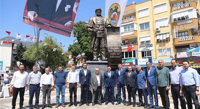 Hacet Parkına Karamanoğlu Mehmet bey heykeli açıldı
