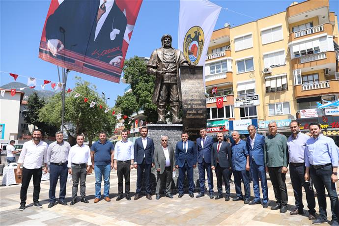 YENİLENEN HACET PARKI KARAMANOĞLU MEHMET BEY HEYKELİ İLE AÇILDI