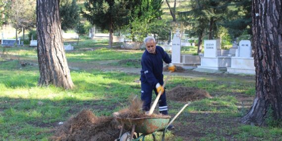 Mezarlıklarda bayram temizliği