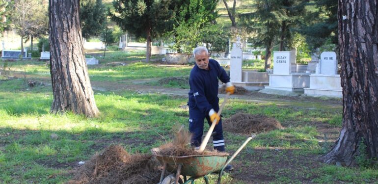 Mezarlıklarda bayram temizliği