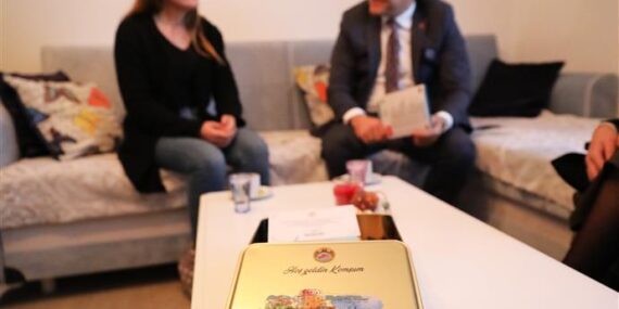 ALANYA’NIN YENİ MİSAFİRLERİ “HOŞ GELDİN KOMŞUM” PROJESİ İLE GÜLÜYOR