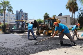 ATATÜRK BULVARI’NDA BOZULAN YOLLAR YENİLENİYOR