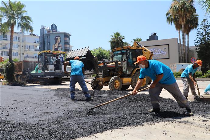 ATATÜRK BULVARI’NDA BOZULAN YOLLAR YENİLENİYOR