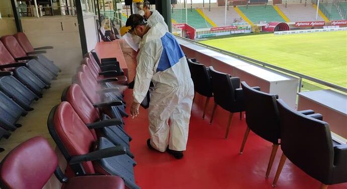 Bahçeşehir okulları stadyumu’nda dezenfeksiyon çalışması gerçekleştirildi