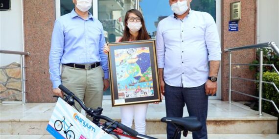 Başkan Yücel çevreci çocukları evlerinde ödüllendirdi