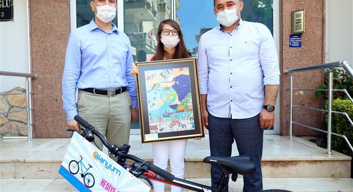 Başkan Yücel çevreci çocukları evlerinde ödüllendirdi