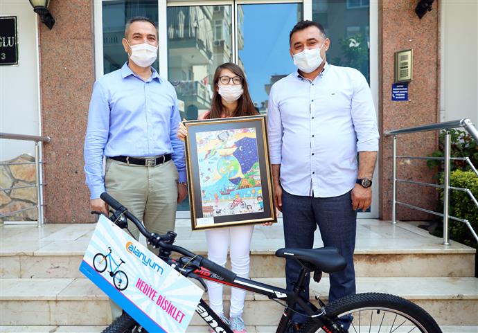 BAŞKAN YÜCEL ÇEVRECİ ÇOCUKLARI EVLERİNDE ÖDÜLLENDİRDİ